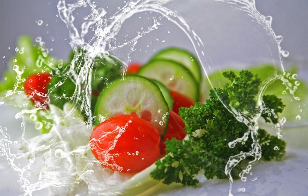 Zdravé jídlo a voda jsou důležité prvky potřebné pro hubnutí
