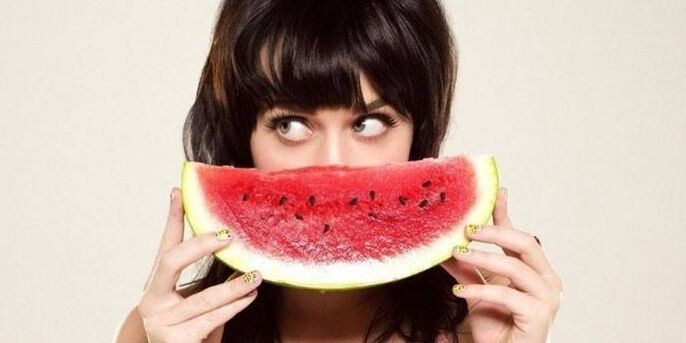 dívka s melounem na meloun dietu